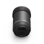DJI DL 50mm F2.8 LS ASPH objektyvas su anglies pluošto korpusu, priekinis dangtelis su DJI logotipu, raudona orientacinė taškė ir '50' žymėjimas, viršutinis kampas