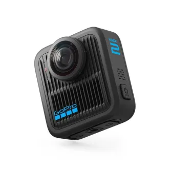 GoPro MAX2 akšinio kamera juodos spalvos su dideliu objektyvu, tekstūru turėklu ir mėlynu prekės ženklu, aiškiai matomu GoPro logotipu ir 'MAX2' tekstu ant balto fono. GoPro MAX2 akšinio kamera juodos spalvos su dideliu objektyvu, tekstūru turėklu ir mėlynu prekės ženklu, aiškiai matomu GoPro logotipu ir 'MAX2' tekstu ant balto fono.