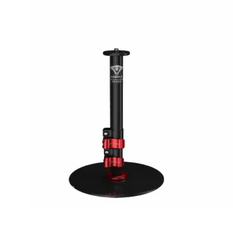 iFootage Cobra 2 su raudonais reguliuojamais spaustukas, juodu aliuminio stovu ir kompakti apvalkiniu baze, idealiai tinka kompiuterių srautams ir vlogams.