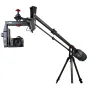 iFootage Mini Crane M1 III kamera kranas, sumontuotas ant trikojo, ištiestas iki maksimalios 1200 mm spindulio, su tilt ir hold mechanizmu, ant kurio tvirtai pritvirtinta kamera. Įtrauktas amortizavimo funkcijos valdymas ir regu