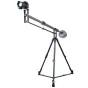 iFootage Mini Crane M1 III kameros kranas ant trikampio su DSLR kamera, ištiestu boom ir svorio maišeliu, kompaktiškas dizainas sklandžiam vertikaliam judėjimui