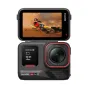 Insta360 Ace Pro 2 Dive Bundle veiksmo kamera su 2,5" pasukamu ekranu ir Leica objektyvu, priekinis ir galinis vaizdas, galinis ekranas rodo motociklininką geltoname motocikle dulkėtame peizaže.