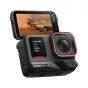 Insta360 Ace Pro 2 Creator Bundle su 8K jutikliu, dviem AI lustais ir vandeniui atspariu dizainu, fiksuojantis motocross veiksmus ant išsiskleidžiamo ekrano.