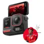 Insta360 Ace Pro 2 MM93 Edition veiksmo kamera su 8K jutikliu, dviem AI lustais ir Wind Guard priedu, rodanti dinamiškus motociklų lenktynių kadrus savo apverčiamame ekrane.