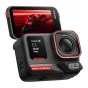Insta360 Ace Pro 2 MM93 Edition akšiju kamera su raudonu akcentu ant objektyvo, rodanti motociklininką judesyje ir įrašymo detales: 2h59m, 00:05, 'Rec'. Įrengta Leica objektyvu ir 'Marc Marquez' ženklu.