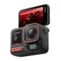Insta360 Ace Pro 2 MM93 Edition veiksmo kamera su raudonu akcentu objektyve, sulankstomu jutikliniu ekranu ir tvirtu dizainu, su Leica objektyvu ir vėjo apsauga.