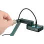 IPEVO V4K 8 MP dokumentinė kamera su reguliuojamu stovu, ranka laiko sidabrinę monetą dydžio palyginimui, prijungtas USB kabelis, tinkama aukštos raiškos tiesioginiam transliavimui.
