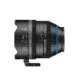 Irix 21mm T1.5 kino objektyvas priekinis vaizdas su žiediniu gaubtu, fokusavimo atstumo skalė metrais ir pėdomis, diafragmos žiedas, mėlynas akcentas ir 1/4 svirtis, pabrėžiant Irix prekės ženklą ir 95 mm priekinį skersmenį.