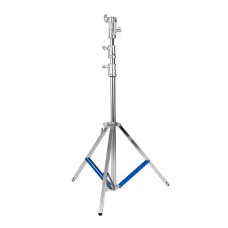 Kaiser HD 300 šviesų stovas su chromu padengtu plieniniu teleskopiniu stovu, reguliuojamomis trijų sekcijų kojomis, mėlynais aliuminio jungtimis ir 12 kg apkrova, idealiai tinka studijai.