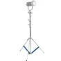 Kaiser HD 300 šviesos stovas su 3 dalių chromu padengtu teleskopiniu stulpeliu, reguliuojamomis kojomis su mėlynomis atramomis, 12 kg apkrovos talpa ir prijungta prožektorius.