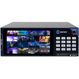 Kiloview CUBE X1 NDI Core įrenginys su 4x4 vaizdo srautų tinkleliu ant LCD ekrano, su skaitmenine klaviatūra, pažymėta 1-16, raudonu maitinimo mygtuku ir prekės ženklo elementais ant švaraus balto fono.
