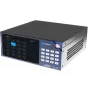 Kiloview CUBE X1 NDI Core kompaktiškas transliacijų įrenginys su 16 įvedimų ir 32 išvedimais NDI, mėlynas LCD ekranas, skaitmeninė klaviatūra ir raudonas maitinimo mygtukas, pateikiamas iš priekio kampu su ventiliacijos grotelėm