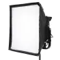 Litepanels Snapbag Softbox Gemini 1x1 su nuimamu baffle, juodu rėmu ir baltu difuzoriumi, montuojamas ant šviesos stovo, šoninis vaizdas, pabrėžiantis pop-up dizainą ir sidabrinę vidinę dalį.