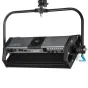 Litepanels Gemini 2x1 Soft RGBWW LED panelė pritvirtinta prie juodo laikiklio, rodomas priekinis valdymo pultas su mygtukais, prievadais, ventiliatoriaus grotelėmis ir integruotu maitinimo šaltiniu, izoliuota ant balto fono.