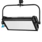 Litepanels Gemini 2x1 Soft RGBWW LED panelis su juodu rėmu, baltu priekinio difuzoriaus ir mėlynu gelio filtru, montuojamas ant juodo yoke