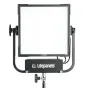 Litepanels Gemini 1x1 Soft RGBWW LED panelė, sumontuota ant juodo yoke stovo su reguliuojamomis rankomis, su balta priekinė paviršiumi, juodu rėmu ir matomais kabeliais, su Litepanels logotipu priekinėje laikiklyje.