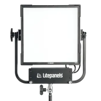 Litepanels Gemini 1x1 Soft RGBWW LED panelė, sumontuota ant juodo yoke stovo su reguliuojamomis rankomis, su balta priekinė paviršiumi, juodu rėmu ir matomais kabeliais, su Litepanels logotipu priekinėje laikiklyje. Litepanels Gemini 1x1 Soft RGBWW LED panelė, sumontuota ant juodo yoke stovo su reguliuojamomis rankomis, su balta priekinė paviršiumi, juodu rėmu ir matomais kabeliais, su Litepanels logotipu priekinėje laikiklyje.
