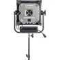 Litepanels Gemini 1x1 Soft RGBWW LED panelis, sumontuotas ant reguliuojamo stovo, su valdymo panele ir ventiliacijos grotelėmis gale, prijungtas maitinimo kabelis.