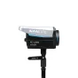 NANLITE FC-120C pilnkrėsu LED šviesa ant stovo su NANLITE spaustuku, rodanti priekinį skydelį ir mėlyną akcentą, dalis nešiojamo 2KIT-PT apšvietimo komplekto