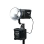 NANLITE Battery Grip BT-BG-XLR4II su 4-pin XLR prijungtu, sumontuotu ant šviesos stovo, su V-mount akumuliatoriaus slotu, pažymėtu '14.8V', ir tekstūruota neslystančia paviršiumi, prijungtu prie šviesos įrenginio.