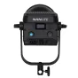 NANLITE FS-300 Spot Light su skaitmeniniu ekranu, valdymo mygtukais, mėlynu maitinimo mygtuku ir tvirtinimo laikikliu, skirtas fotografijai ir vaizdo kūrimui.