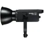 NANLITE FS-150 spot light su tekstūru juodu korpusu, dideliu barn-dveru reflektoriumi ir montavimo laikikliu, galiniame skydelyje yra valdymo rankenėlės ir maitinimo jungtis.