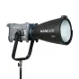 NANLUX Evoke 600C pilnai spalvai LED prožektorius, sumontuotas ant juodo stovo su 25° reflektoriumi, pilku korpusu su NANLUX logotipu, juodu kūgio formos šviesos galva ir reguliuojamu valdymo pultu.