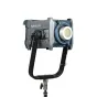 NANLUX Evoke 600C Pilnkrāsu LED monolight, montuojamas ant juodo U‑formos stovo, su priekiniais difuzoriais, šoniniu valdymo pultu su Nebula C8 light engine ir aštuonių spalvų maišymo funkcija, skirta profesionaliam foto, filmų 