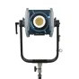 NANLUX Evoke 600C Pilnkrąsu LED monolight su stovu, priekinis vaizdas, su aštuonių spalvų maišymu, auksiniu tinklo difuzoriumi ir valdymo rankenėlėmis profesionaliam fotografavimui, filmavimui ir vaizdo įrašams.