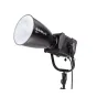 NANLUX Reflector 30° (RF-NL-L-30) sumontuotas ant stovo, su tekstūru tinklu ir juodu korpusu su baltu ženklu, skirtas studijos apšvietim.