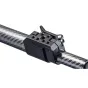 Artimas vaizdas Ready Rig Pro Arm Upgrade, juodos anglies pluošto kameros laikiklio rankos su tvirtinimo laikikliu, turinčiu kelis varžtų skylutes ir vyrių mechanizmą, pritvirtintu prie tekstūruoto anglies pluošto vamzdžio.