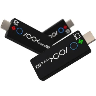 RGBlink ASK nano 4K belaidis siųstuvas su USB-C prievadais, mėlynais LED indikatoriais ir prekės ženklo etiketėmis, viena įranga įdėta į priekį, o kita dalinai matoma už jos.