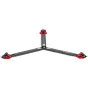 Sachtler Flowtech 75 GS trikojis su anglies pluošto kojomis, raudonomis pėdomis ir greito atleidimo mechanizmu, parodytas Y-formos išskleidimo konfigūracijoje greitam nustatymui.