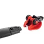 Sachtler flowtech 75 GS žemės rozširinėja su raudonu korpusu ir juodais ratais, atskirta nuo juodo laikiklio