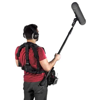 Sachtler Heavy Duty Harness su boom katu ir mikrofonu, naudojamu profesionalaus garso techniko