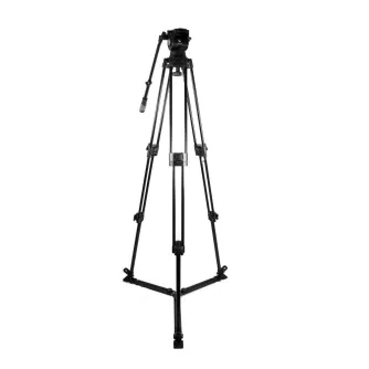 Second Wave Model 20 Teleprompter Tripod su 20 kg keliamoji galia, skysčiu galva, trimis aliuminio kojomis ir montavimo plokšte, visiškai surinktas ant balto fono.