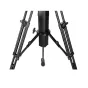 Second Wave Model 30 teleprompter motorizuotojo pedestalio artimas planas, rodantis juodą centrinę koloną, reguliuojamas kojų spaņas ir pėdą, pabrėžiant 30 kg keliamąją galią ir sklandų aukščio reguliavimą.