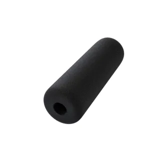 Juodas Sennheiser MZW 8018 putų vėjo apsauga, cilindrinis putų apvalkalas su centriniu anga, izoliuotas ant balto fono, mikrofono priedas Sennheiser MKH 8018