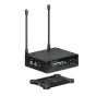 Sennheiser EW-DP ME4 SET bevielė lavalier mikrofonų sistema su dviem teleskopinėmis antenomis, skaitmeniniu ekranu, valdymo mygtukais, mikrofono išėjimu ir USB maitinimo jungtimi.