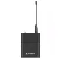 Sennheiser EW-DP ME2 bevielis lavalier mikrofono siųstuvas su kompaktišku juodu korpusu, teleskopine antena ir priekiniais ženklais, idealiai tinka filmų kūrėjams ir transliuotojams.