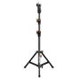 Shape LBDR6 Low Boy Double Riser Stand juodas su chromo akcentais, reguliuojamas aukštis iki 212 cm, 32,5 kg apkrovos talpa, oranžinės reguliavimo rankenėlės, nerūdijančio plieno vamzdžiai ir universalus Posi-V-Lock jungtis saug