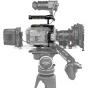 Shape Sony FX9 Camera Cage with Top Handle (FX9THC) įmontuotas į Sony FX9 kamerą, prijungtas prie Cartoni C20 S stativo, su viršutine rankena, šoniniu monitoriumi, objektyvu ir keliais montavimo taškais ant švaraus balto fono.