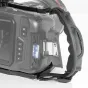 Shape Blackmagic Pocket Cinema Camera 4K/6K rankinis korpusas su kairiu mediniu rankena, paminkštinta juosta, atidarytomis šoninėmis durimis, atskleidžiančiomis Kingston 64 GB SD kortelę, pilna prieiga prie kameros valdymo ir vi