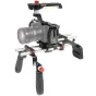 Shape Blackmagic Pocket Cinema 4K/6K offset shoulder mount kit su CNC aliuminio korpusu, ergonomine viršutine rankena, reguliuojamais 15mm strypais ir paminkštinta peties atrama