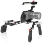Shape Blackmagic Pocket Cinema 4K/6K offset shoulder mount su CNC aliuminio konstrukcija, viršutine rankena, paminkštinta peties atrama ir trikojų kojos atrama.