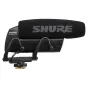 Shure VP83 LensHopper virzītasis kondensatorinis mikrofonas, montuojamas ant kameros, su juodu putų vėjo apsaugos dangteliu su 'SHURE' ženklu, metaliniu korpusu, reguliuojamais tvirtinimo laikikliais ir sriegine baze.