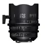 Artimas planas Sigma FF High Speed Prime 20mm T1.5 E-Mount kino objektyvo su baltais tekstiniais žymėjimais, nurodančiais fokusavimo atstumą ir diafragmą. Prijungtas objektyvo atramos padas, matomas priekinis elementas ant papra
