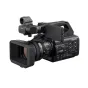 Sony PXW-Z300 profesionali vaizdo kamera su 17x optiniu priartinimu, objektyvo kapšeliu, šoniniu valdymo pultu ir viršutiniu elektroniniu vaizdo ieškikliu ant balto fono