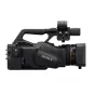 Šoninis vaizdas juodos Sony PXW-Z300 profesionalios kameros su ergonomiška rankena, 17x optiniu priartinimu, viršutiniais XLR garso įėjimais, šoniniu valdymo pultu ir Sony logotipu ant rankenos, prieš baltą foną.