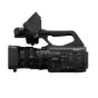 Šoninis vaizdas Sony PXW-Z300 profesionalios kameros su 17x optiniu priartinimu, integruotu vaizdo ieškikliu, valdymo panele ir Sony logotipu ant balto fono.